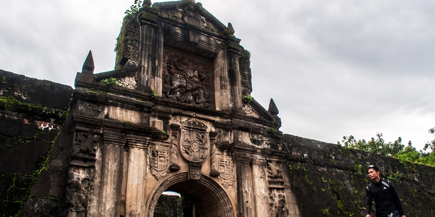 Being the oldest district in Manila, Intramuros is home to cosy cafes and horse carriage rides.
