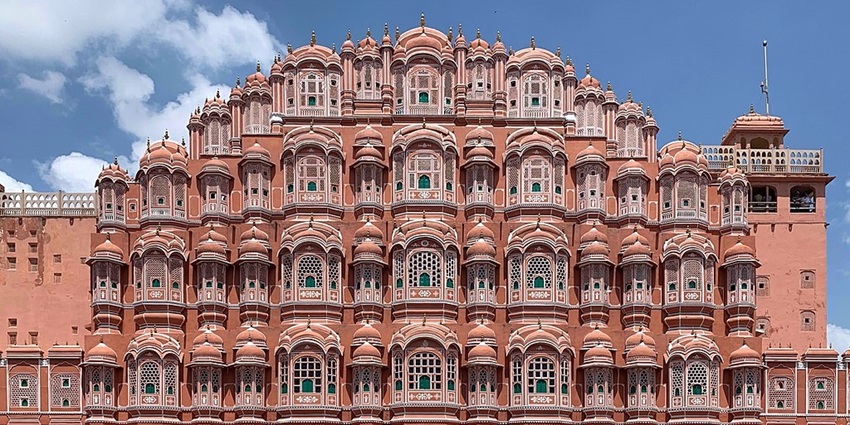 Jaipur blends heritage with luxury, making it ideal for a grand yet cultural celebration among places to visit in new year in India.
