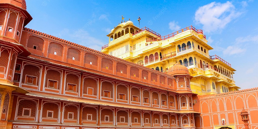 An image of the Amer Fort in Jaipur, India's popular winter travel destination.
