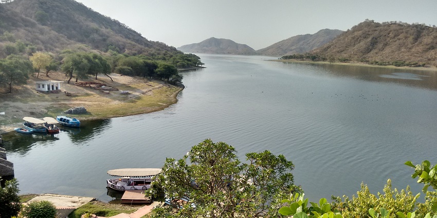 Jaisamand Lake with multiple boats, one of the famous lakes in Rajasthan, India.