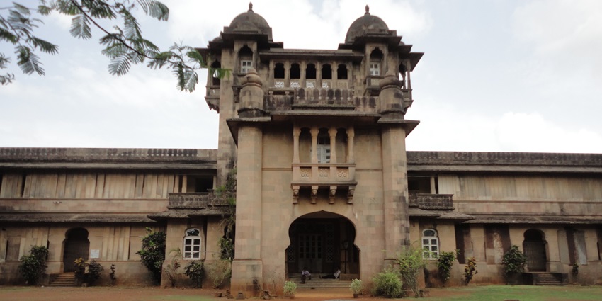 A scenic picture of a palace in Jawhar, one of the best places to visit near Nashik.