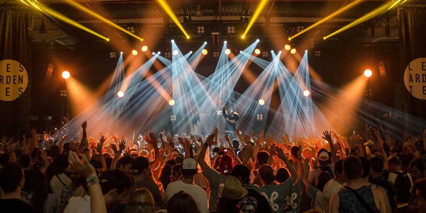 An image of a crowd enjoying live performance in a bar similar to the Jazzclub Unterfahrt.