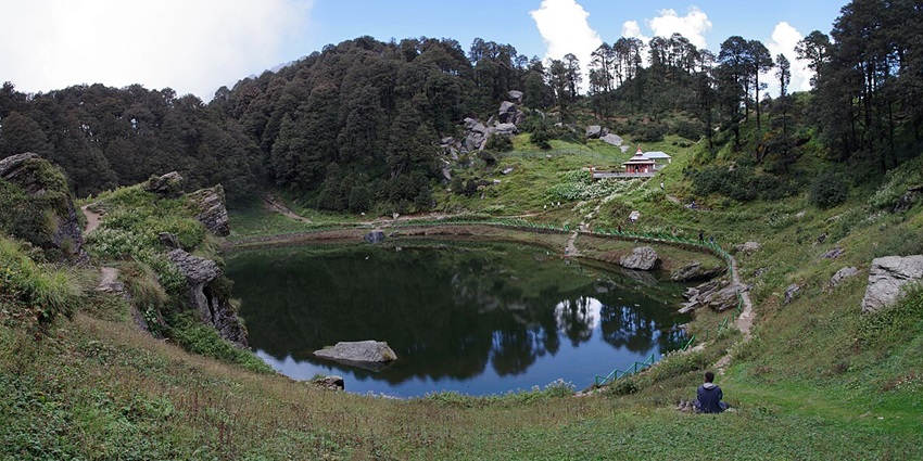 A mesmerising view of the Sarosar lake and temple in Jibhi, Himachal Pradesh.