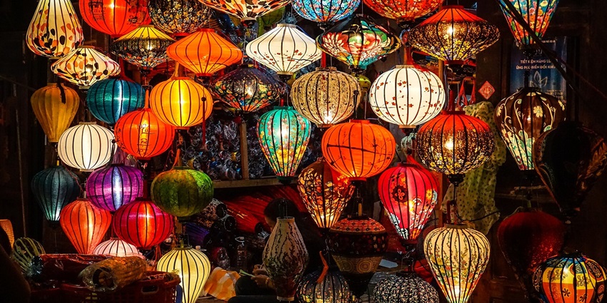 An image of illuminated lanterns hanging together resembling the Jinju Lantern Festival