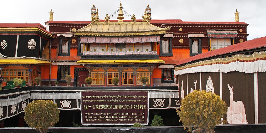 Mesmerising view of the Jokhang Temple with grand architecture.