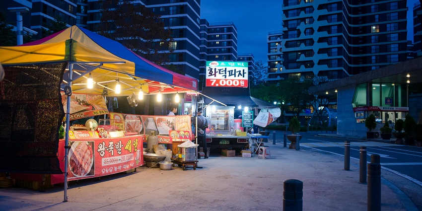 Traditional drinking district with cosy bars and Korean soju.