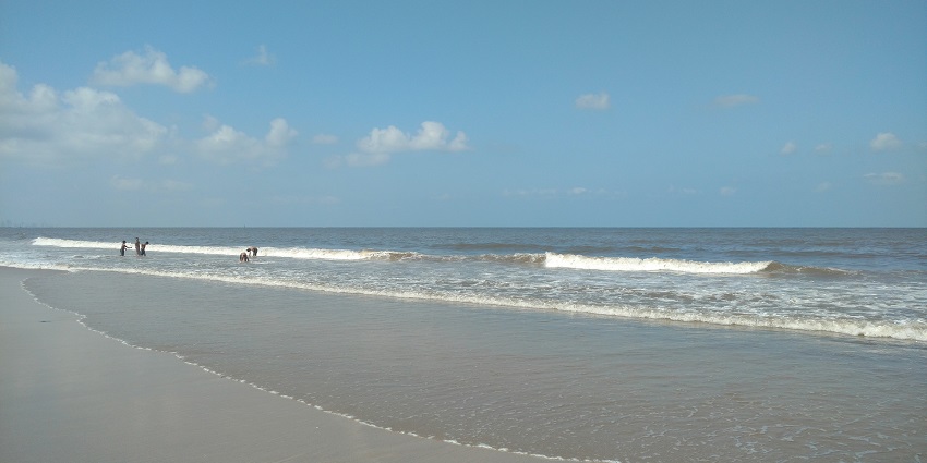 An image of Juhu Beach in Maharashtra, one of the most beautiful beaches in India for families.
