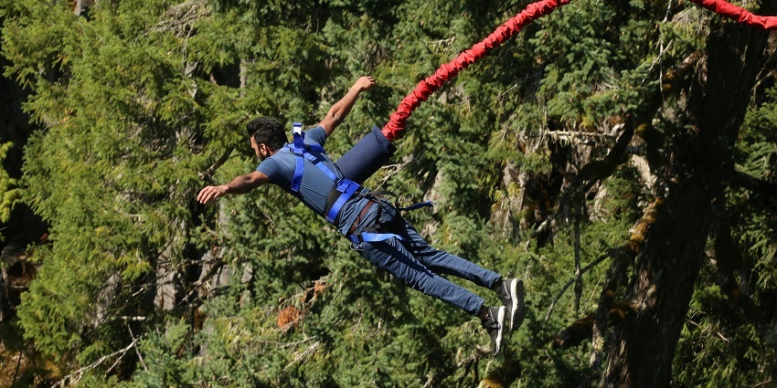 An unforgettable experience of couple bungee jumping in India