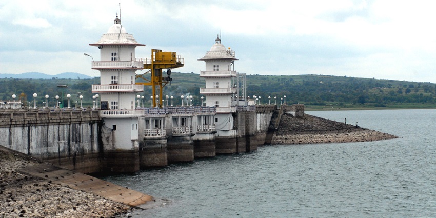 Image of the Kabini dam, with the river stretching vast distances, on a bright sunny day.