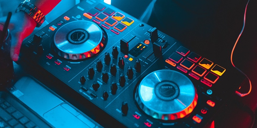 An image showing a DJ at a nightclub like Kaiku, perfect for Helsinki nightlife for couples.