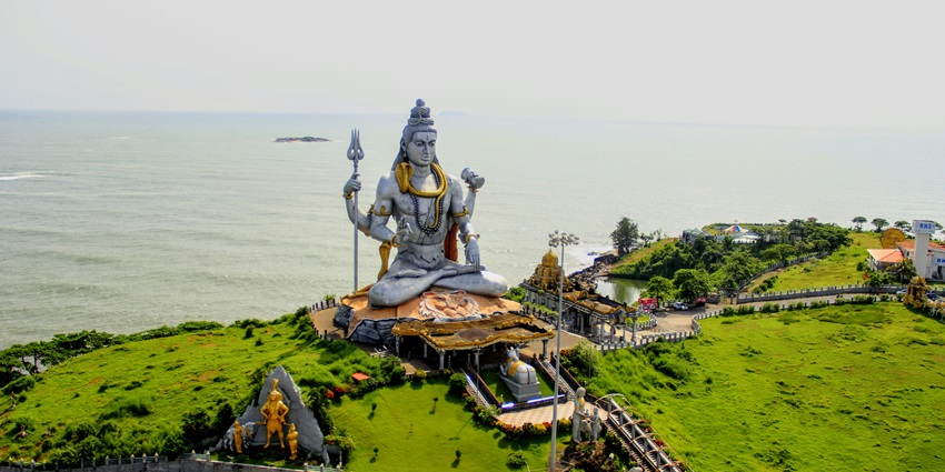 An image of Murdeshwar Lord Shiva, one of the places to travel in September and November