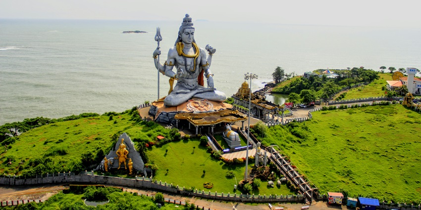 An image of the majestic statue in Murdeshwar in Karnataka, one of the best family outings.
