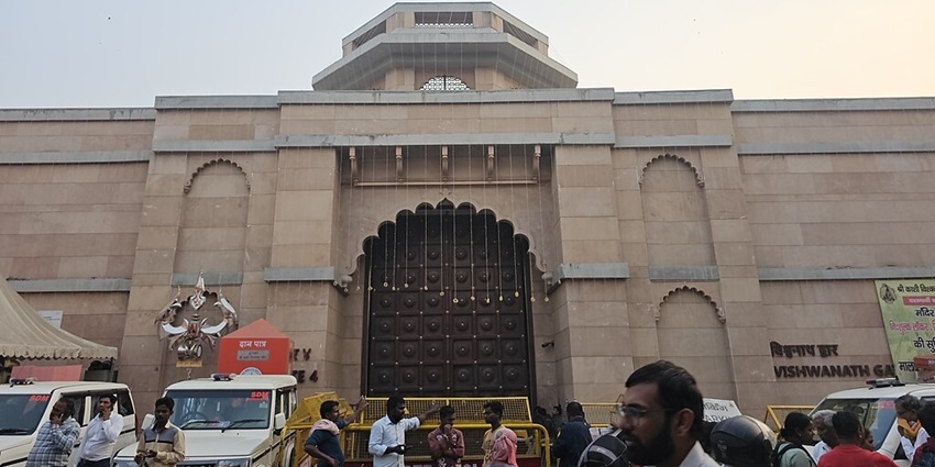 Image of Kashi Vishwanath Temple - Feel the divine energy at the iconic Kashi Vishwanath Temple