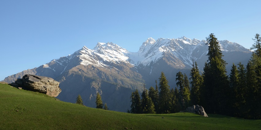 An image of the Parvati Valley in Kasol, one of the best places to visit in India for solo travellers