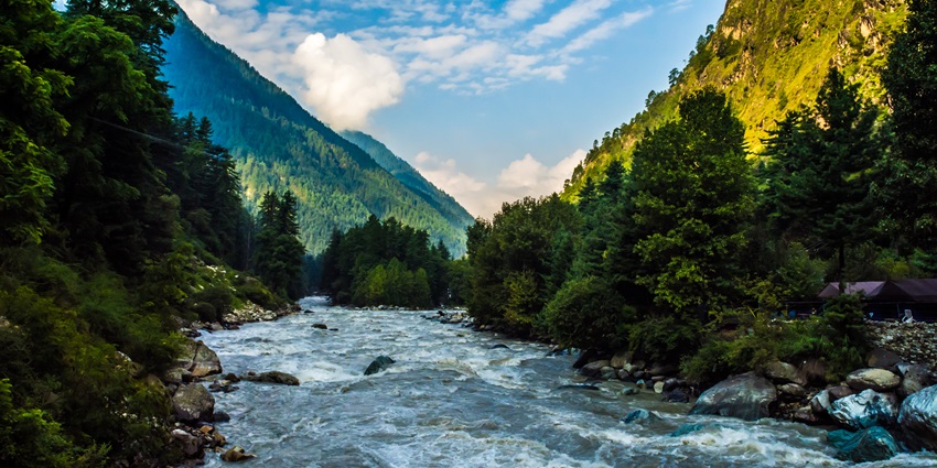 An image of the Parvati River flowing in sweeping meanders in Kasol, Himachal Pradesh