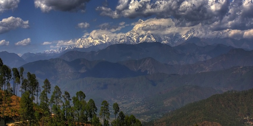 Image of the Kausani hills and the lower Himalayan mountain range in Uttarakhand