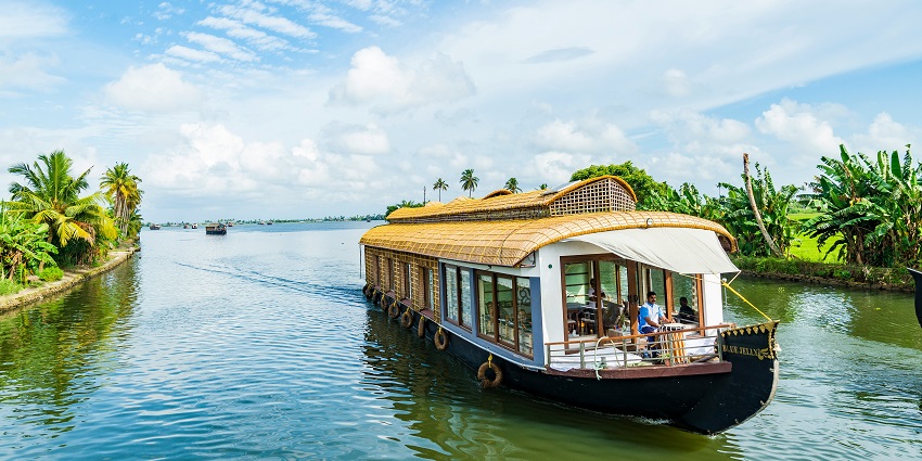 An image of a houseboat in Kerala, one of the places to visit in Kerala for couples