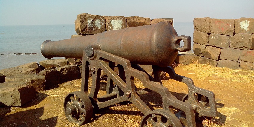 A picture of Khanderi Fort surrounded by the Arabian Sea near Kharghar