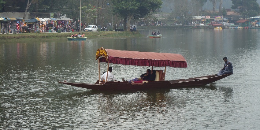 Picturesque lake near Guna caves Tamil Nadu, ideal for boating and relaxing by nature.
