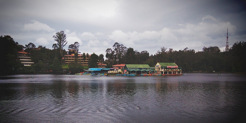 A tranquil view of Kodaikanal Lake, nestled amidst lush greenery in Tamil Nadu.