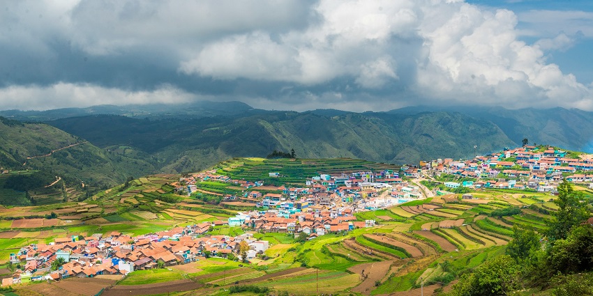 Kodaikanal’s misty hills and scenic lakes are the best places to visit for couples in India.
