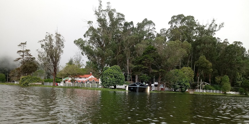 A view of the calm waters of Kodaikanal Lake on a beautiful foggy day.
