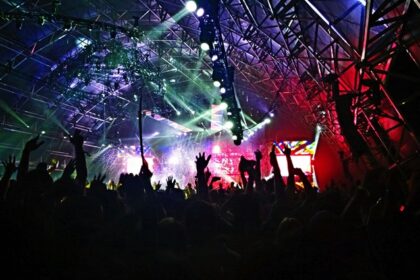 A view of a club of the region featuring a lively crowd and shimmering neon lights.