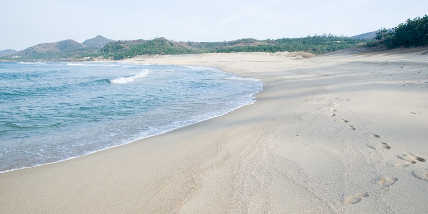 Kotohiki is among the greatest beaches near Osaka with golden sands and stunning coastal scenery.