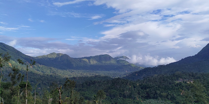 An image of the Kudremukh peak resembling the face of a horse facing towards the sky.