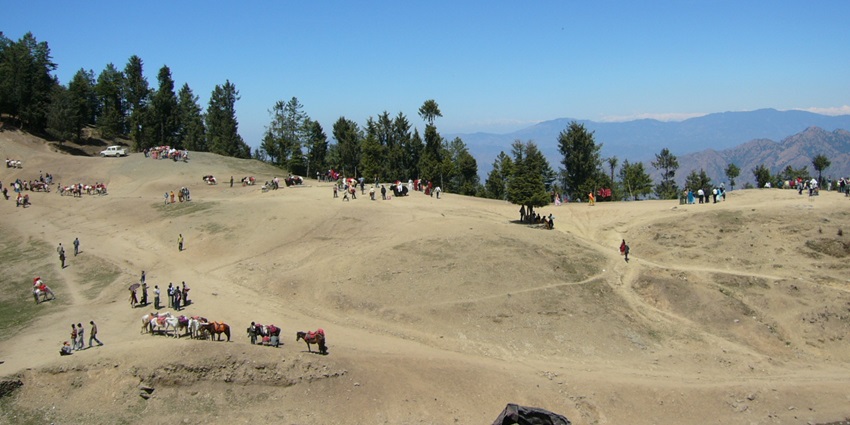 A scenic view of the vast Himalayan range as seen from the quaint town of Kufri