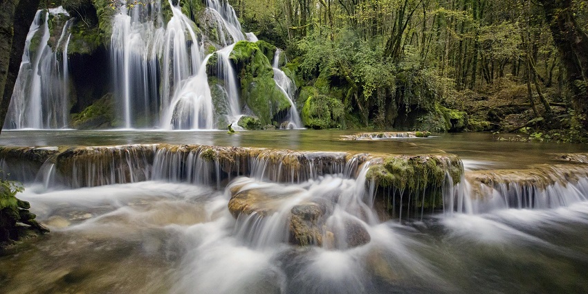 An image of a waterfall that resembles the Kuhflucht Waterfalls, a famous place.