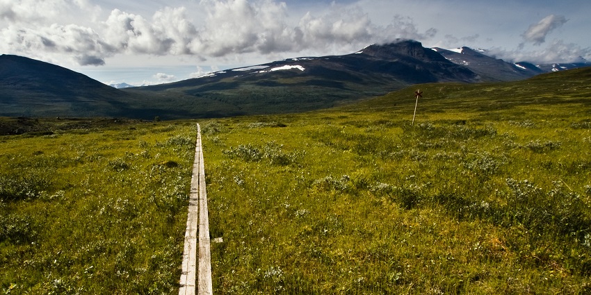 An image of the Kungsleden trail over Teusajaure, a tourist attraction near Abisko National Park