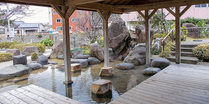 Tranquil outdoor bath at Kurama Onsen, a popular Kyoto Hot Springs, surrounded by picturesque nature