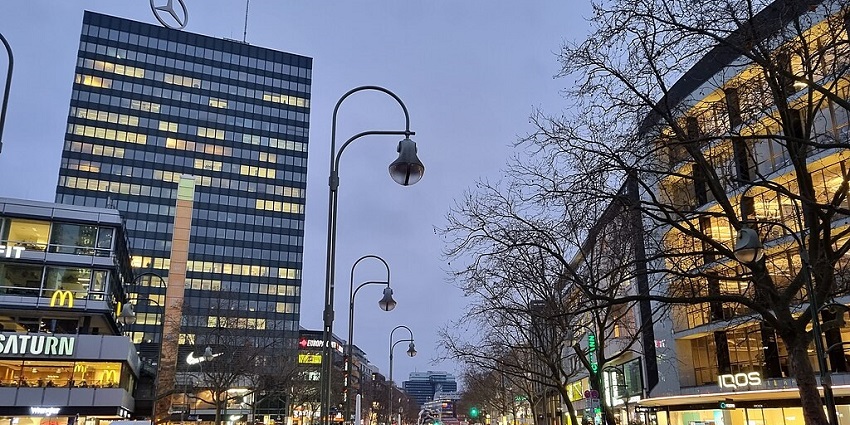 Image showing luxury stores and bustling streets at Kurfürstendamm.