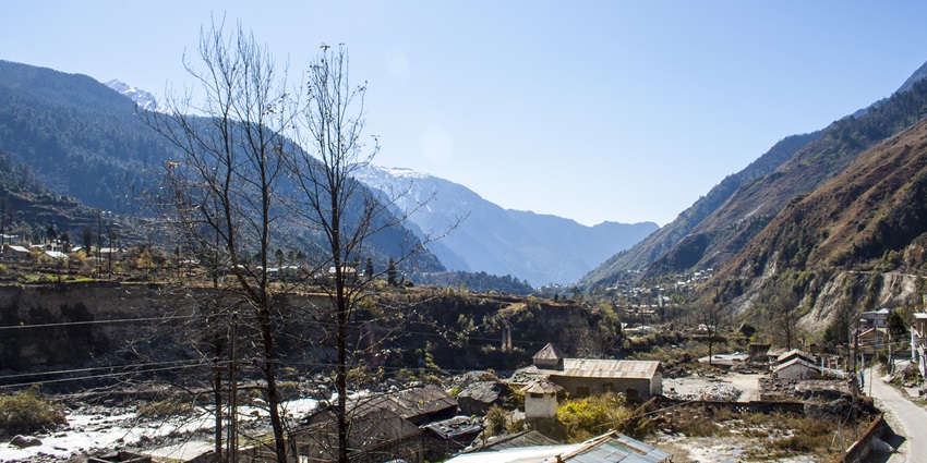 An image of the Lachung Town with many huts alongside the road and mountains in the back