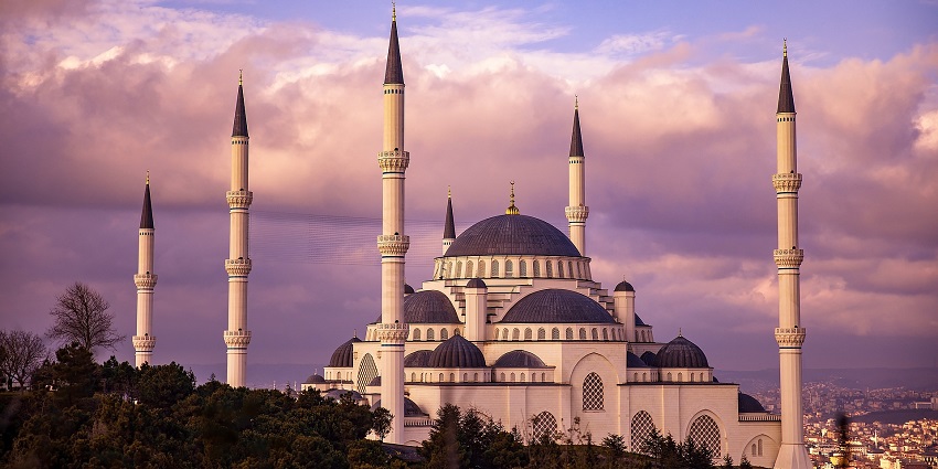 An image of a mosque resembling the Lahti Islamic Centre showcasing its community-oriented environment.