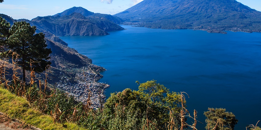 A breathtaking volcanic lake surrounded by lush hills, the best place to celebrate Valentine’s Day in Guatemala