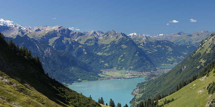 An image of Lake Brienz, a stunning alpine lake surrounded by mountains, perfect for boating.
