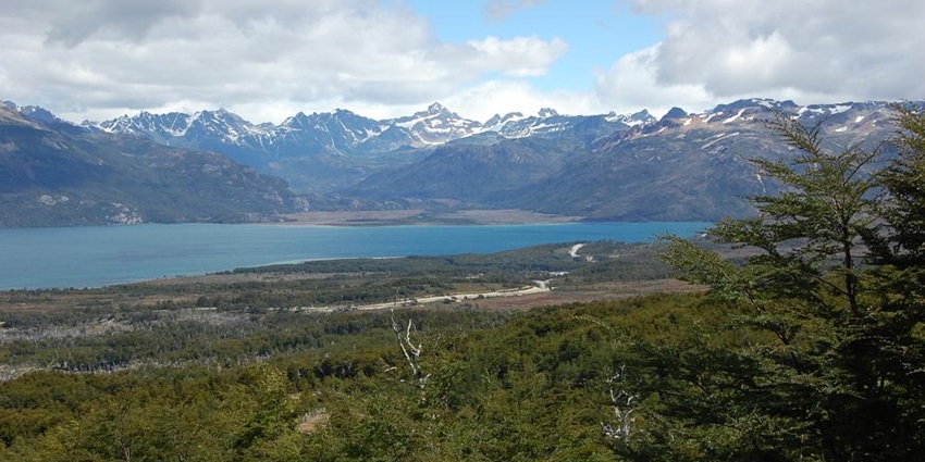 Lake Fagnano, also known as Cami Lake, has an area of about 645 square kilometres.