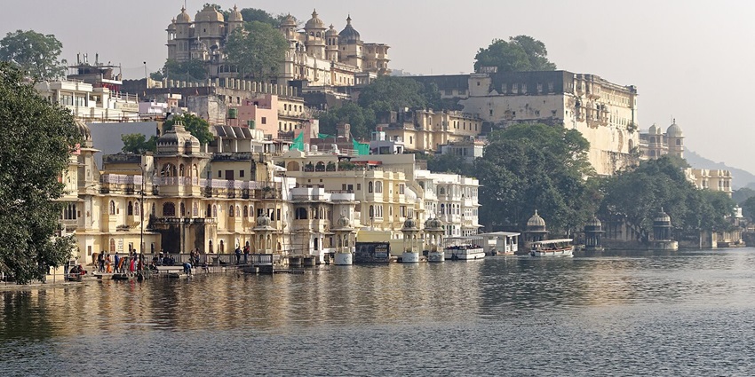 An image of Lake Pichola, one of the best lakes in Rajasthan to visit for scenic views