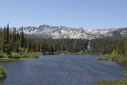 An image of Twin Lakes in the Inyo National Forest near Mammoth Lakes in California