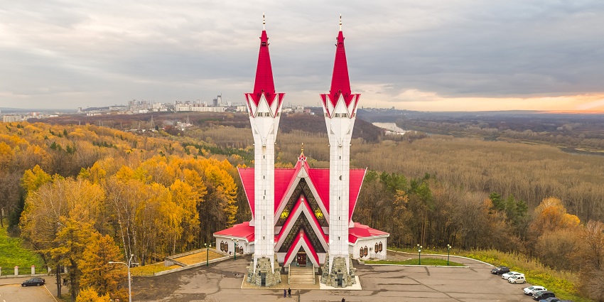 Lala Tulpan is among the mosques in Russia, a striking twin-minaret with unique architecture.