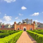 Immerse yourself deep into the fine artistry of mughal architecture at Lalbagh fort.