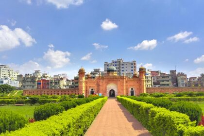 Immerse yourself deep into the fine artistry of mughal architecture at Lalbagh fort.