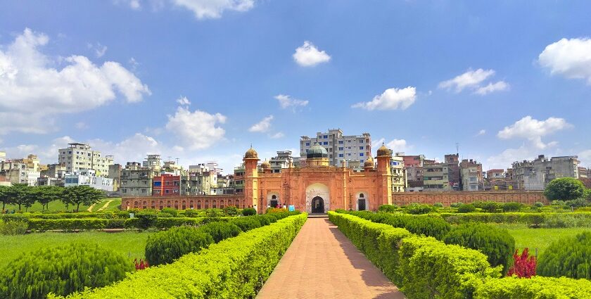 Immerse yourself deep into the fine artistry of mughal architecture at Lalbagh fort.