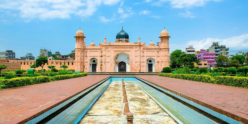 17th-century Mughal fort with exquisite gardens and historical significance, featured in Dhakacity guide.
