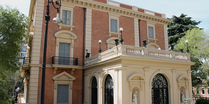 The Lázaro Galdiano Museum has a personal art collection of Jose Lazaro Galano.