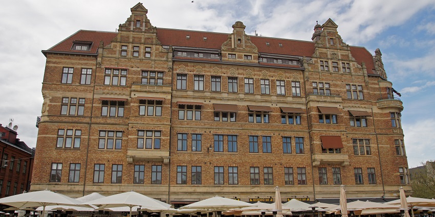 An image showing the exterior of Lilla Torg in Malmö, showcasing its vibrant atmosphere.