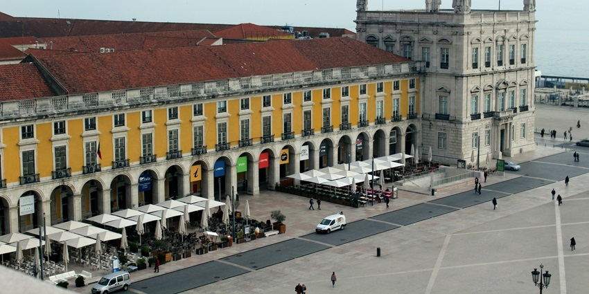 An aerial view of the Lisboa Story Center shows a driveway in front of the museum.