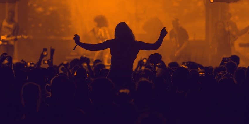 An image of audience enjoying the live music resembling the local bars at Marbella